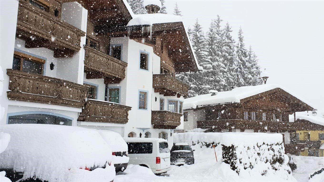 Buitenkant van Chalet Bergzauber in de winter