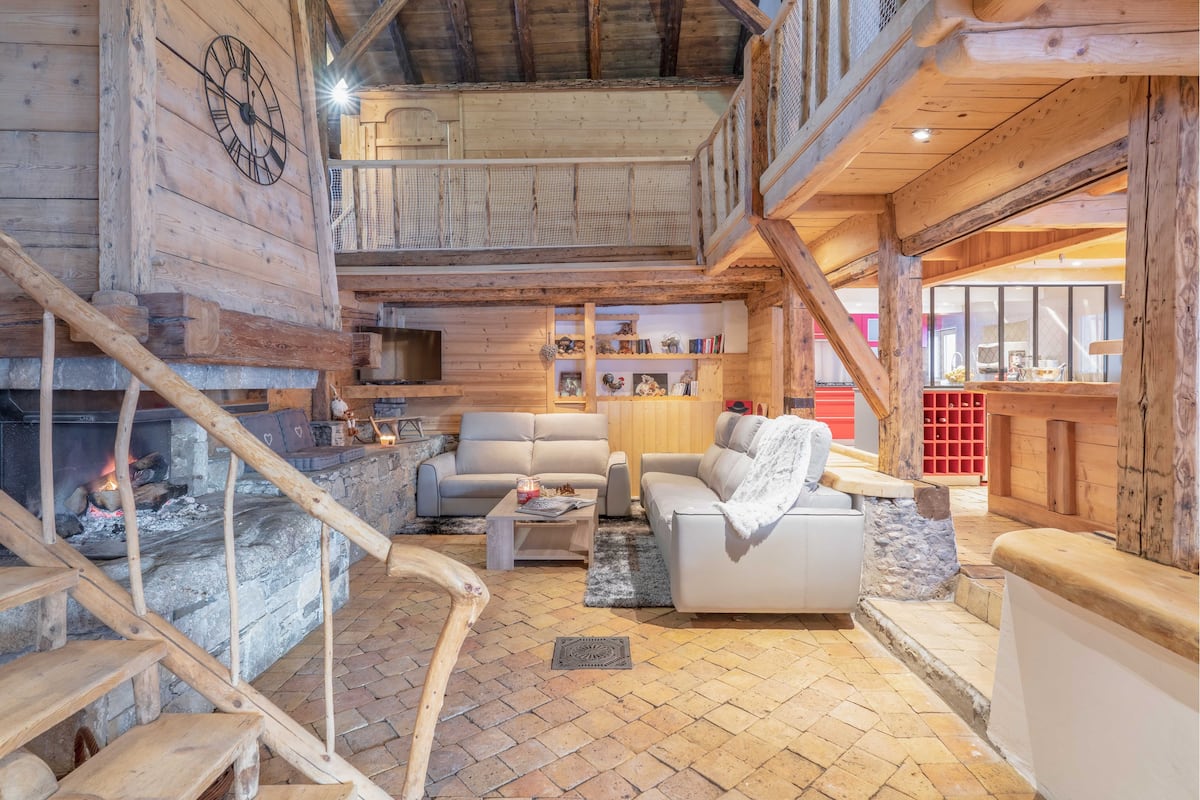 Lounge met haard en open mezzanine
