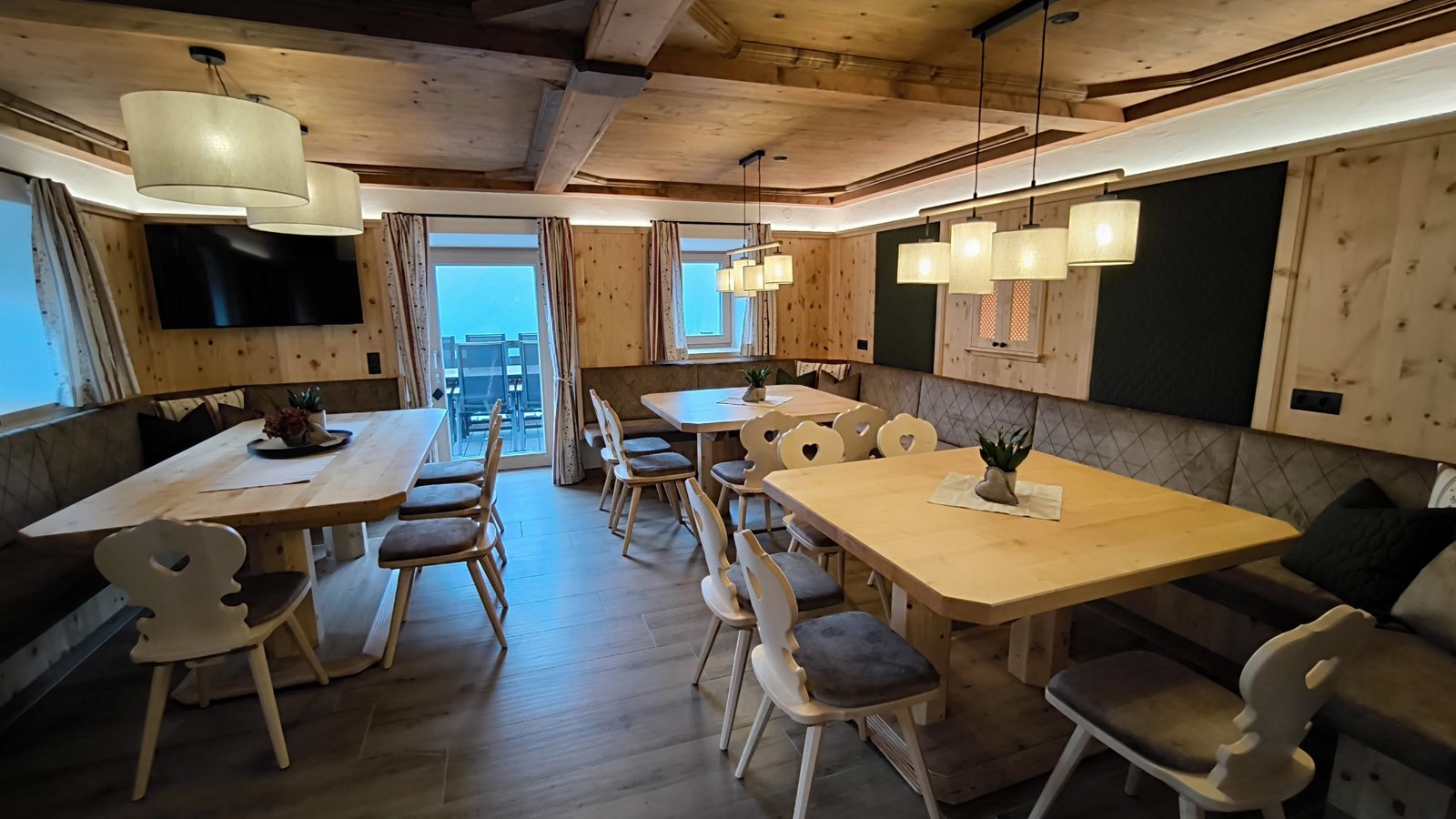 Stube met gezamenlijke eettafels