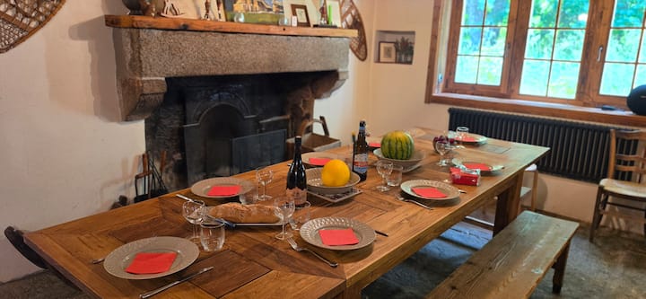Eettafel met banken en losse stoelen