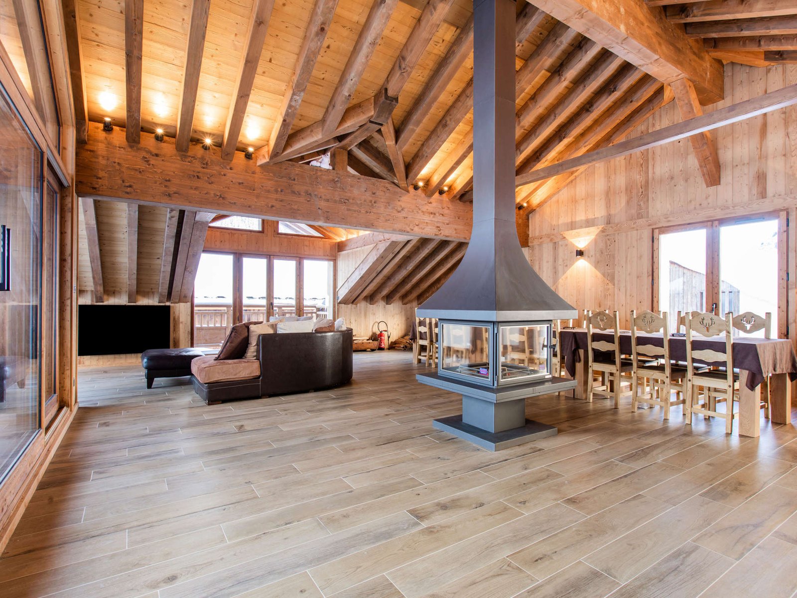 Grote keuken, eettafel en woonkamer