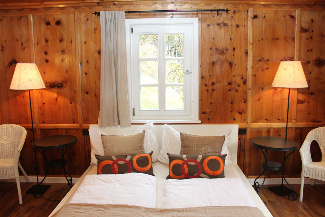 Slaapkamer met houten wanden