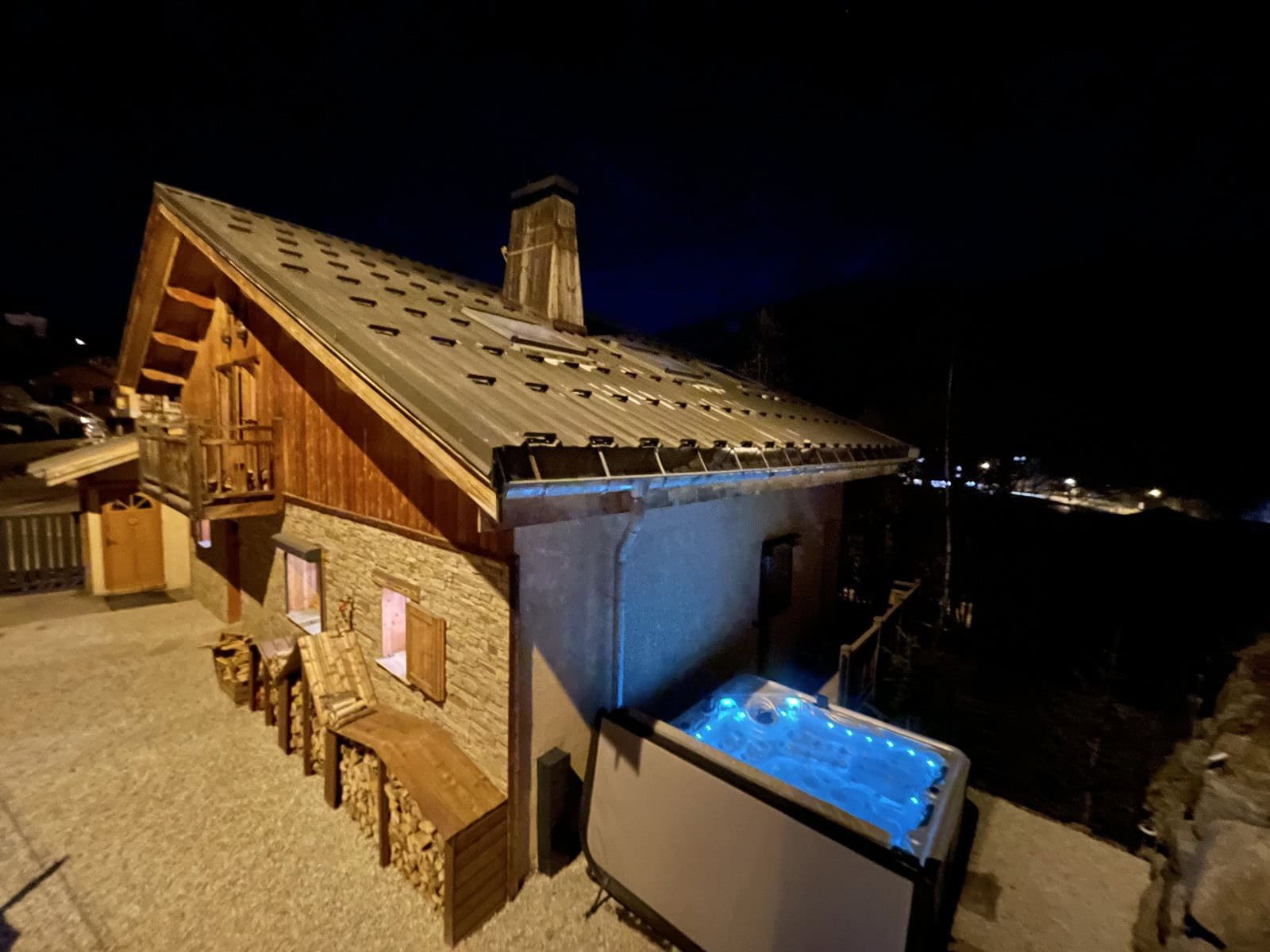 Buitenkant en buiten-spa bij avond