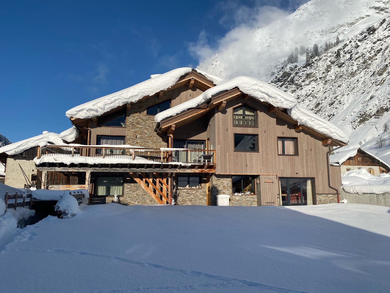 Buitenkant van Vanoise Lodge in de winter
